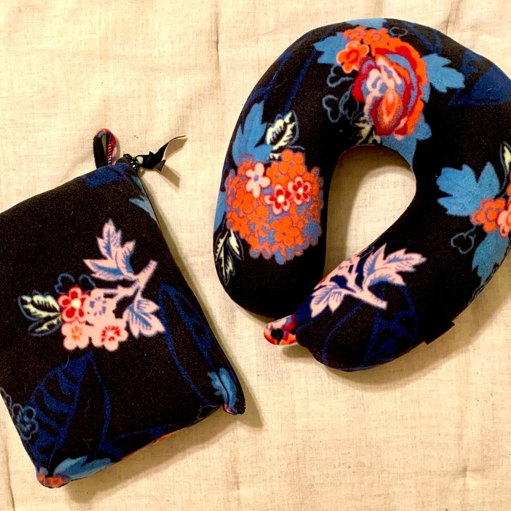 NWT 2 pcs Vera Bradley Travel Pillow & Blanket - Red Flowers
